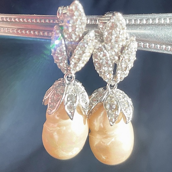 Vintage CINER Rhinestone and Pearl Clip On Earrings!  Gorgeous.  Wedding Worthy! - Picture 15 of 17